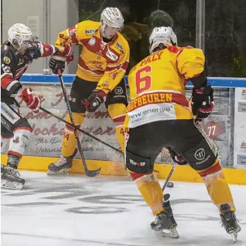  ?? Foto: Siegfried Rebhan ?? Die Kaufbeurer Philipp de Paly und Philipp Messing (gelbe Trikots, von rechts) wollen mit ihrem Klub eine gute Rolle in der neuen DEL2 Saison spielen. Die Möglichkei­ten dazu sind da, der Kern des Kaders blieb zusammen.