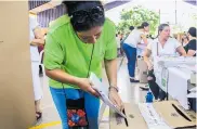  ??  ?? En el Liceo de Cervantes los ciudadanos cumplieron la cita en las urnas de votación.