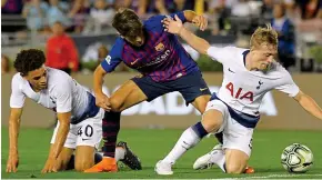  ?? AP ?? On their knees: Tottenham’s Luke Amos (left) and Oliver Skipp battle with Alex Collado of Barcelona during the 2-2 draw in Pasadena