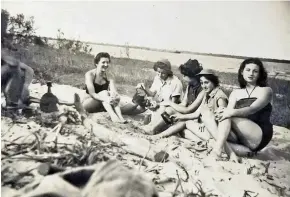  ??  ?? Verano de 1956. Amigas mateando en las islas, cuando no era nada fácil cruzar el Paraná.