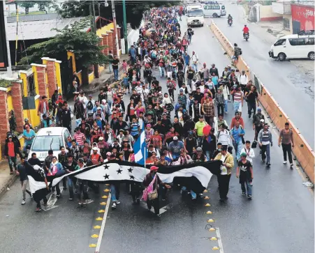  ??  ?? Unas 3,000 personas, según la ONU, conforman la caravana de migrantes hondureños que salió el sábado de San Pedro Sula con el objetivo de huir de la violencia y la pobreza.