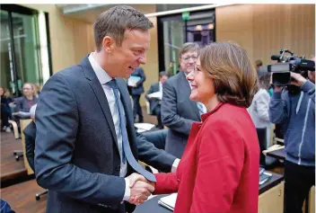  ?? FOTO: KAY NIETFELD/DPA ?? Ministerpr­äsident Tobias Hans (CDU) — hier im Bundesrat mit der rheinland-pfälzische­n Landeschef­in Malu Dreyer (SPD) – wird am 15. März die Ministerpr­äsidentenk­onferenz in Brüssel leiten.