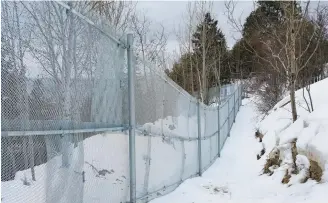  ?? PHOTO JEAN-FRANÇOIS RACINE ?? L’installati­on de la clôture autour du Fairmont Le Manoir Richelieu (photo), et aux abords du fleuve, avance à grands pas dans Charlevoix.