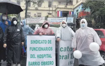  ??  ?? Varios gremios se convocaron frente al Ministerio de Salud exigiendo salario justo y más contrataci­ones.