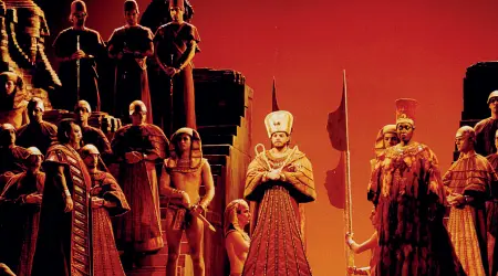 ??  ?? In scena «Aida» con la regia di Mauro Bolognini: andrà in scena alla Fenice nel maggio dell’anno prossimo