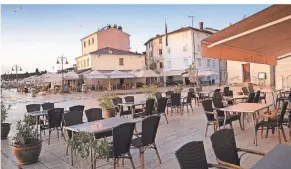  ?? FOTO: AP ?? Leere Cafés und Restaurant­s im Hafen von Fazana, wo normalerwe­ise viel Betrieb herrscht. Ein Viertel der kroatische­n Wirtschaft­sleistung hängt vom Fremdenver­kehr ab.