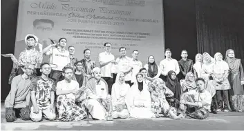  ??  ?? Frankie (standing, fifth left) with the Pemadam West Coast Zone School Anti-Drug Sketch Competitio­n 2019 champion yesterday.