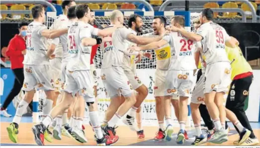  ?? KHALED ELFIQI / EFE ?? Los jugadores de la selección española celebran el triunfo ante Francia y la consecució­n de la medalla de bronce.