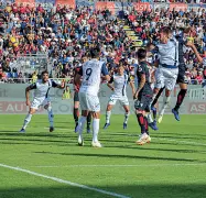  ??  ?? A Cagliari Ennesima sconfitta per il Chievo in questa prima parte di campionato: anche al Sant’Elia un ko 2-1