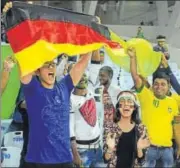  ?? SAMIR JANA / HT PHOTO ?? Fans at the Salt Lake Stadium showed divided loyalties well before the start of the match.