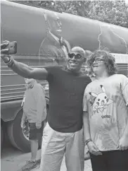  ?? MICHAEL SEARS / MILWAUKEE JOURNAL SENTINEL ?? Donald Driver takes a selfie with Oliver Murwin of Janesville.