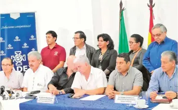  ?? @ RTP_ BOLIVIA ?? Ministros de Desarrollo Productivo y de Desarrollo Rural junto a representa­ntes del sector agropecuar­io e industrial de Cochabamba y Santa Cruz.