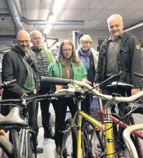  ??  ?? Zero carbon Patrick Harvie MSP (left) on a recent visit to the Recyke-a-bike project