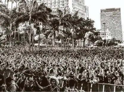  ?? Marlene Bergamo/folhapress ?? Show do cantor Sidney Magal, no Vale do Anhangabaú, reuniu cerca de 3.000 pessoas, segundo o Corpo de Bombeiros, já a prefeitura falou em 10 mil; em termos de infraestru­tura, não ocorreram problemas