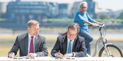  ?? FOTO: DPA ?? Einigkeit in Düsseldorf: Armin Laschet (CDU, rechts) und Christian Lindner (FDP) unterschre­iben den Koalitions­vertrag für Nordrhein-Westfalen.