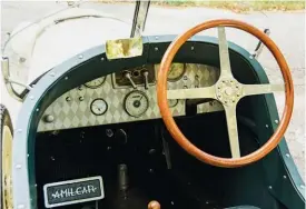  ??  ?? Arriba, un par de Amilcar C6 1927 posando antes de comenzar su participac­ión en Brooklands. Al medio, el modelo Compound de 1937, modelo ya fabricado bajo la tutela de Hotchkiss. Al lado, el tablero de los Amilcar de carrera era muy similar al de las Bugatti Grand Prix.