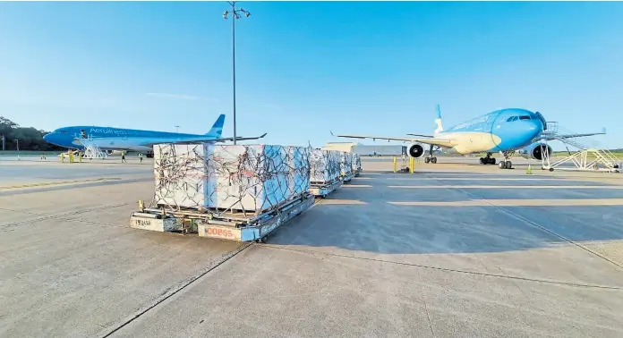  ??  ?? Los dos aviones de Aerolíneas Argentinas, en el Aeropuerto de Memphis, antes del regreso a Buenos Aires con las vacunas Moderna