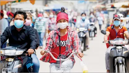  ?? HENG CHIVOAN ?? Factory workers leave their workplace for lunch in the capital’s Por Sen Chey district on in 2021.