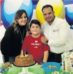  ??  ?? &gt; Luis Roberto Miranda Esquer con sus papás.