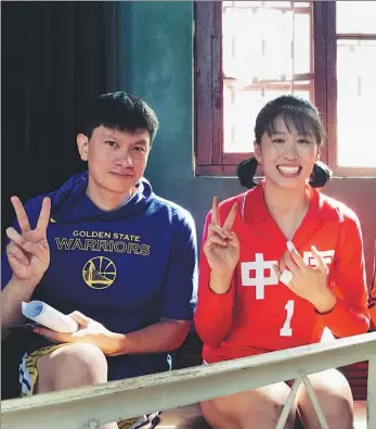  ?? PROVIDED TO CHINA DAILY ?? Li Yadi, a teacher from the Central Academy of Drama, mentors Bai Lang (right) in San Francisco in June 2019 as she prepares to act as her mother, Lang Ping, in Leap, Hong Kong director Peter Chan’s volleyball-themed movie.