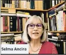  ?? . . ?? La traductora Selma Ancira enraona amb Xavier Vidal, de la Nogelliu, sobre els llibres de la grega Maria Iordanidou