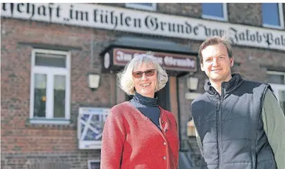  ?? FOTO. STEPHAN KÖHLEN ?? Heike und Sohn Max Vierneisel vor dem Gebäude im Düsseltal. Das Haus soll komplett saniert werden. Die Eigentümer suchen neue Pächter.