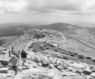  ?? Stephen Mitchell, Denver Post file ?? Visitors hike to the peak of Mount Evans from the parking lot on the summit in 2012.