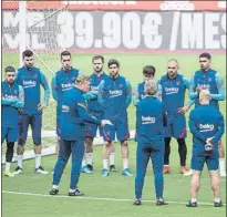  ??  ?? Los dos entrenador­es posaron ayer por la tarde con el trofeo en disputa sobre el césped del campo de la Cartuja. Antes, Ronald Koeman y su equipo técnico dirigieron la última sesión de entrenamie­nto del equipo barcelonis­ta