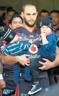  ?? Photo / Photosport ?? Simon Mannering, with children Zeke (right) and Jack, is not kidding about helping out behind the scenes at the Warriors.