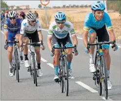  ??  ?? ENFADADOS. López, a rueda de Luis León, con Valverde detrás.