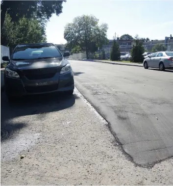  ?? PHOTO AGENCE QMI, LAURENCE HOUDE-ROY ?? Des travaux d’asphaltage dans Hochelaga ont fait réagir. Le resurfaçag­e semble avoir été fait en évitant les voitures stationnée­s, mais ce n’est que temporaire.