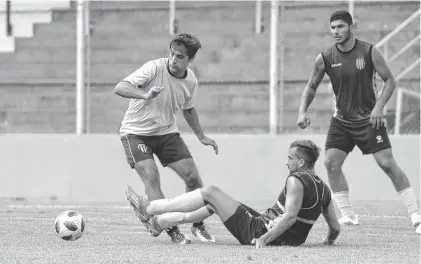  ?? FOTOS: PABLO PRESTI-LA NUEVA. ?? Salvador Sánchez apeló al recurso de tirarse al piso, pero llegó un segundo tarde ante el enganche de Julio Acosta.