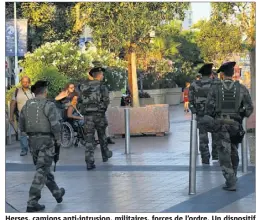  ?? (Photos Patrice Lapoirie) ?? Herses, camions anti-intrusion, militaires, forces de l’ordre. Un dispositif imposant... et rassurant.