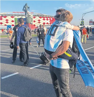  ??  ?? el pequeño Bautista y su padre Mauro Williams, fuera del estadio de Nizhny Nóvgorod