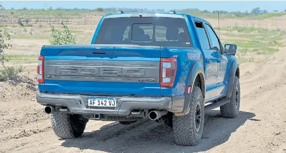  ?? FOTO: GUILLERMO RODRIGUEZ ADAMI ?? Imponente. Esta nueva F-150 Raptor creció de tamaño y y se llenó de calcos y apliques que la hacen todavía más llamativa que la versón anterior.