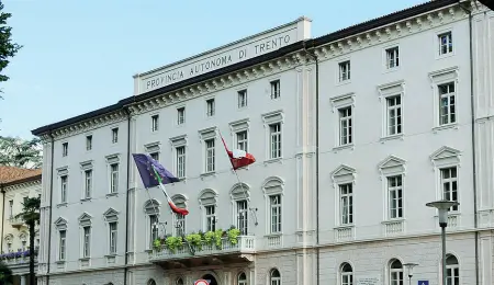  ??  ?? Piazza Dante La Provincia intende creare un contratto unico per le 12 società partecipat­e, magari partendo dal «terziario»