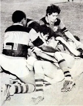  ?? IMÁGENES DE ARCHIVO ?? Flamengo celebra el triunfo ante Junior en el estadio Romelio Martínez, en 1984.