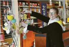  ?? Foto: Bissinger ?? Kathrin Engelhard, Leitern der Rupprecht‰Filiale in Donauwörth, bereitet bereits alles für die Wiedereröf­fnung des Buchladens am Montag vor.