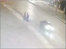  ??  ?? El playero y su compañera estaban barriendo cuando pasó un auto junto a ellos y se produjo el disparo.