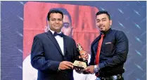  ??  ?? ‘Best Sales Representa­tive’ winner Roshan Rangama receiving the Gold award from C.W. Mackie PLC Internal Trading Executive Director Mangala Perera