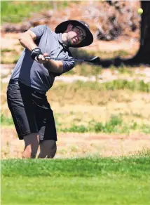  ?? GREG SORBER/JOURNAL ?? Simon Miller chips in the cup for eagle on the 14th hole at Los Altos Golf Course on Sunday. The shot helped him win the 78th annual Albuquerue City Championsh­ip.