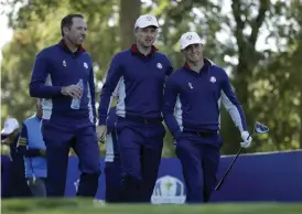  ?? Bild: MATT DUNHAM ?? INLEDDE. Sergio García, Justin Rose och Alex Norén under tisdagens inspelsvar­v inför Ryder Cup.