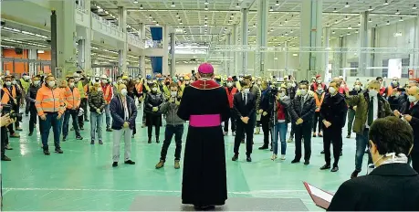  ??  ?? L’arcivescov­o di Milano Mario Delpini (68 anni), con il governator­e Attilio Fontana (68), il sindaco Beppe Sala (61) e i lavoratori nel nuovo ospedale realizzato in Fiera