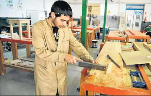  ?? FOTOS: MONTERROSO ?? Un alumno del ciclo formativo de madera y mueble del IES Don Bosco de Valverde del Camino pone en práctica los conocimien­tos adquiridos.