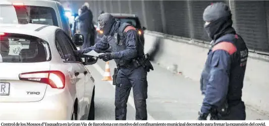  ?? Ferran Nadeu ?? Control de los Mossos d’Esquadra en la Gran Via de Barcelona con motivo del confinamie­nto municipal decretado para frenar la expansión del covid.