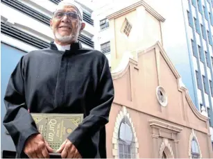  ?? Picture: FREDLIN ADRIAAN ?? BUILDING TELLS A STORY: Imam Behardien Jappie in front of the Grace Street mosque.