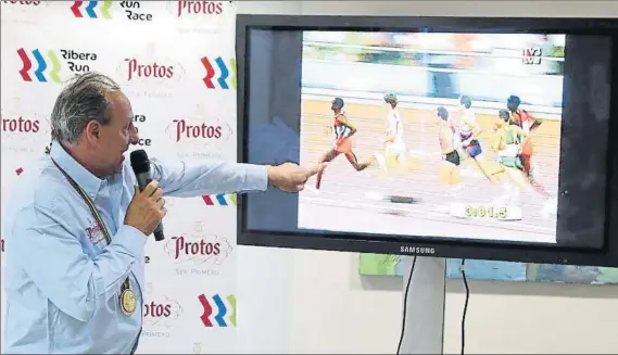  ?? FOTO: EFE ?? Fermín Cacho (48 años), señalando instantes de la final de 1.500 en Barcelona’92 en un monitor con el que repasó ayer el vídeo de la carrera de su vida, que ya ha cumplido 25 años