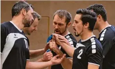  ?? Foto: Ernst Mayer ?? Auf geht’s: Die Kötzer Volleyball­er stimmen sich auf das Heimspiel gegen München  Harteck ein.