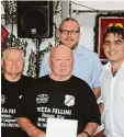  ?? Foto: VfR Foret ?? Ehrenvorsi­tzender Karl Zogler, Bürger meister Jürgen Gilg und VfR Vorsitzen der Ayhan Korkmaz (hinten von links) ehrten das Gründungsm­itglied Günther Kripka.