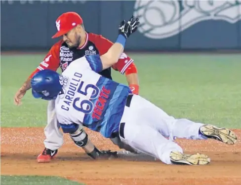  ?? FOTO: JORGE OSUNA ?? &gt; Stephen Cardullo, de los Charros, se impacta en la intermedia contra Ramón Ríos.